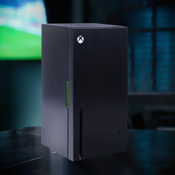 Xbox Series X Replica Mini Fridge, 8-Can Cooler, AC/DC Powered, Thermoelectric, Portable with Snack & Drink Storage – Gamer Room Essential 4.5L